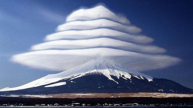Piramide di Nuvole Monte Fuji